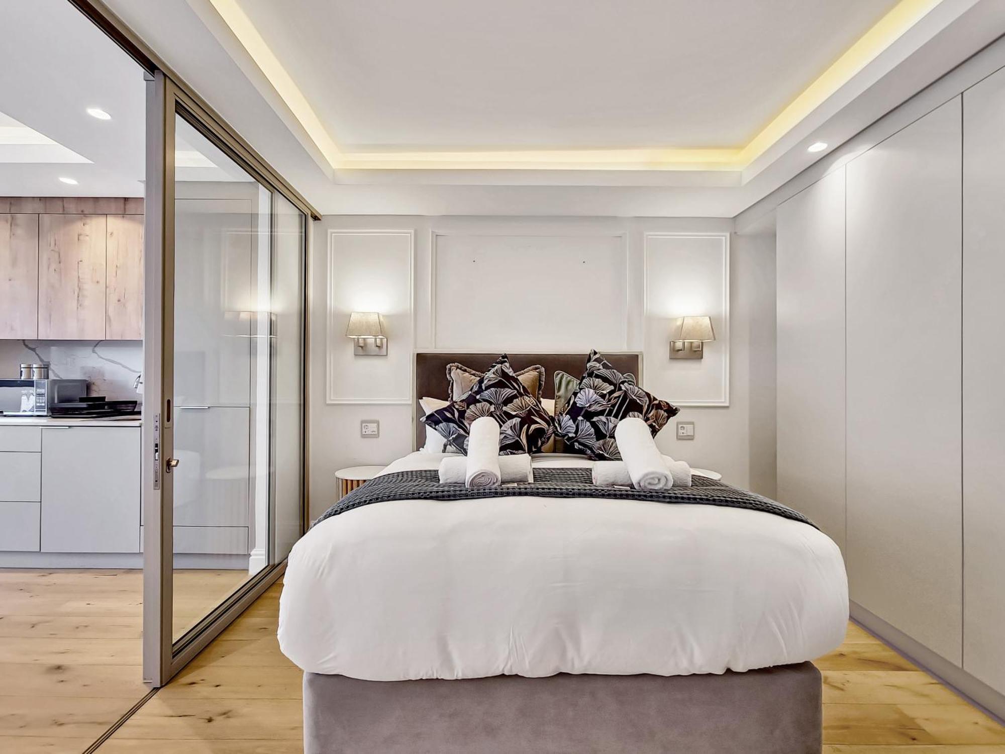 Apartment With Ocean And Promenade View Sea Point Cape Town